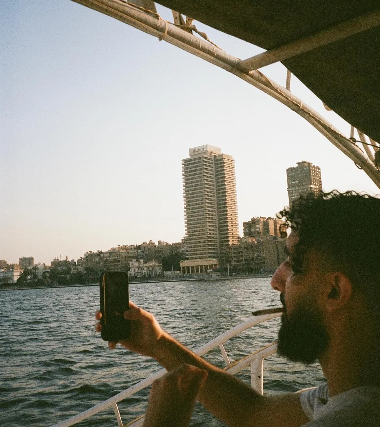 On a boat, a camera turned to the city